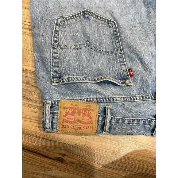 Vintage Levi’s 505 Jeans Mens 38 x 32 Made in USA Light Wash 90s Small Hole Left - Picture 13 of 16